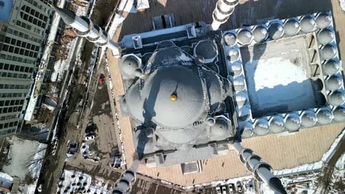 Imam Sarahsi Zentralmoschee in Bischkek, Rotationsaufnahme der Drohne von oben nach unten