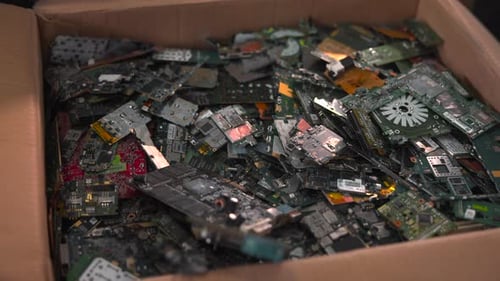 Ein organisierter Haufen verschiedener Elektronikteile, die für das industrielle Recycling und die industrielle Verarbeitung vorbereitet sind