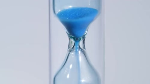 Reloj de arena con los últimos granos de arena cayendo
