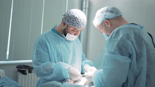 The Concept of Medicine Action Männliche Chirurgen in besonderer Kleidung Blaue Roben Handschuhe Masken Wer