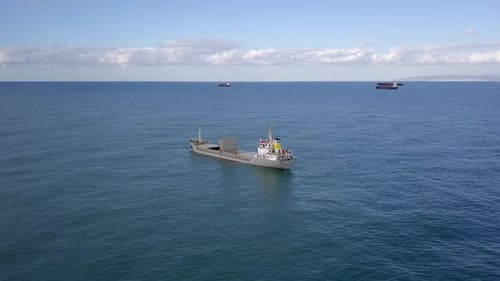 Großes Frachtschiff beladen mit Metallstangen, die auf See verankert sind - Luftaufnahmen.