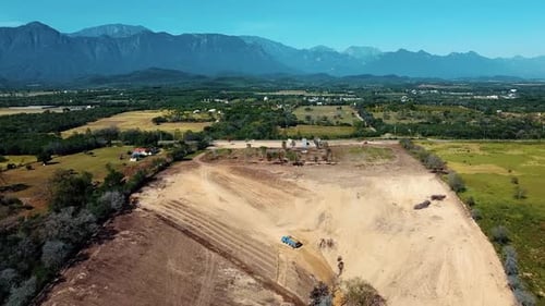 Terrain en cours de préparation pour la construction. Paysage magnifique, montagnes en arrière-plan. Aérien