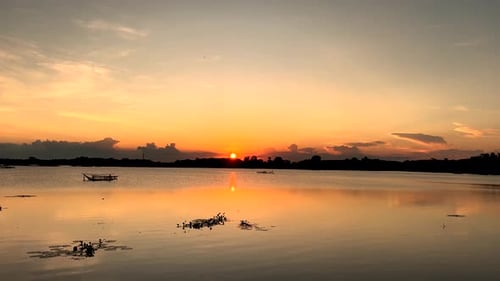 Wunderschöner Sonnenuntergang und See