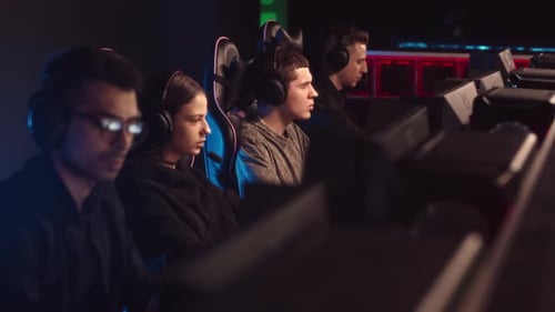 Equipe de jogadores jogando vários jogos de PC no Esports Club