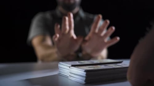 A polícia está interrogando o ladrão de dinheiro.