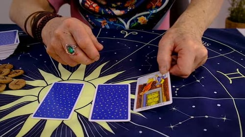 Une voyante lit des cartes de tarot