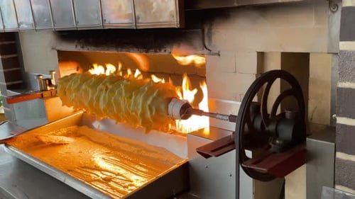 un Baumkuchen traditionnel est cuit dans une boulangerie
