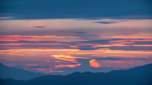 Nach Sonnenuntergang sind die orangeroten Wolken geheimnisvoll und seltsam.