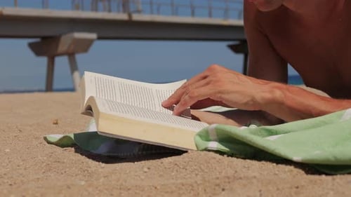 Mann liest ein Buch am Strand Tourist Genießen Sie einen herrlichen Kurzurlaub und entspannen Sie am Strand mit einem