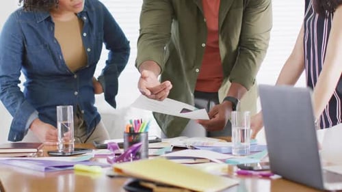Divers amis masculins et féminins discutant au bureau, travaillant ensemble à la maison, Ralenti