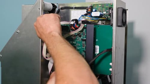 Master repariert Elektronisch Geräte mit Mikrochips und Drähten im Servicecenter