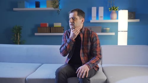 Um homem preocupado e inquieto está esperando em casa em um estado desesperado e de pânico.
