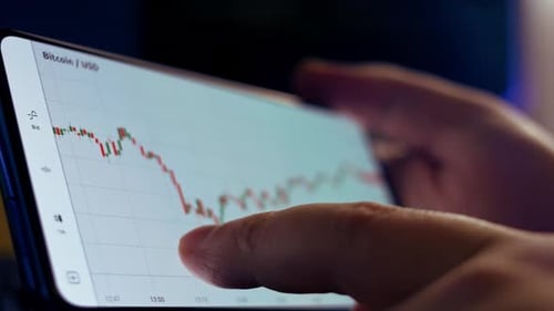 Gráfico de preços de criptomoedas Bitcoin na tela do celular Preço futuro da criptomoeda