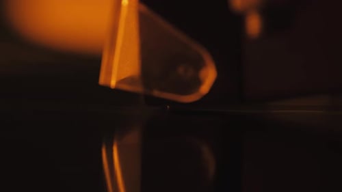 Eine Schallplatte dreht sich im Gramophone Music Player und spielt eine alte Disco