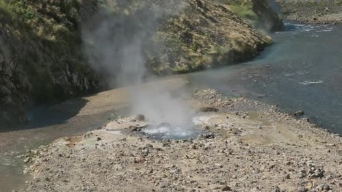 Sources chaudes et fumerolles dans la vallée des geysers
