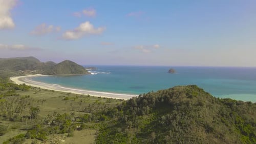 Serene Horizonte: Erkunden Sie die majestätischen Hügel mit faszinierendem Meerblick