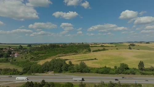 Drohne erfasst den Autobahnverkehr an einem hellen Sommertag in Deutschland von links nach rechts