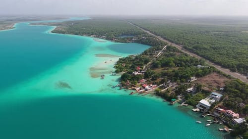 Vue aérienne de la côte et de l'eau, Mexique.