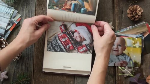 Fotos navideñas impresas de Hands Place en un álbum de fotos familiar