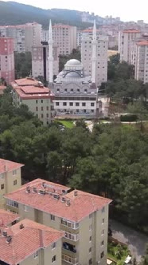 Mosquée entre les bâtiments
