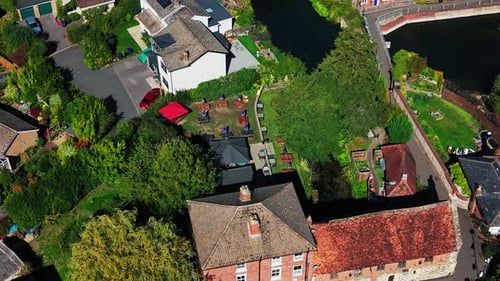Vue aérienne du jardin du pub Riverside et du village anglais