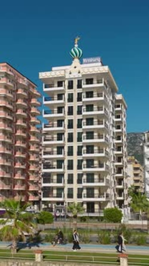Construcción con vista aérea de villas blancas modernas junto al Mediterráneo