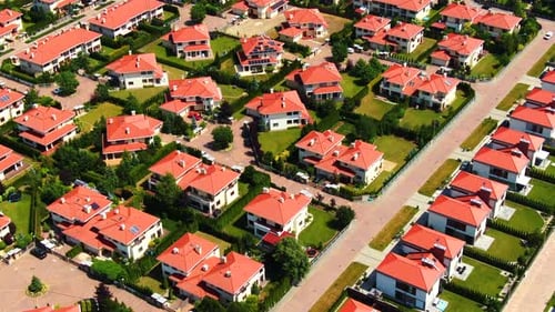 Drohnenaufnahmen aus der Luft über der Sommerstraße. Moderne Luxushäuser. Luftflug über die Wohnanlage