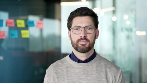 Portrait d'un homme d'affaires souriant, vue rapprochée. Professionnel mature et amical portant des lunettes