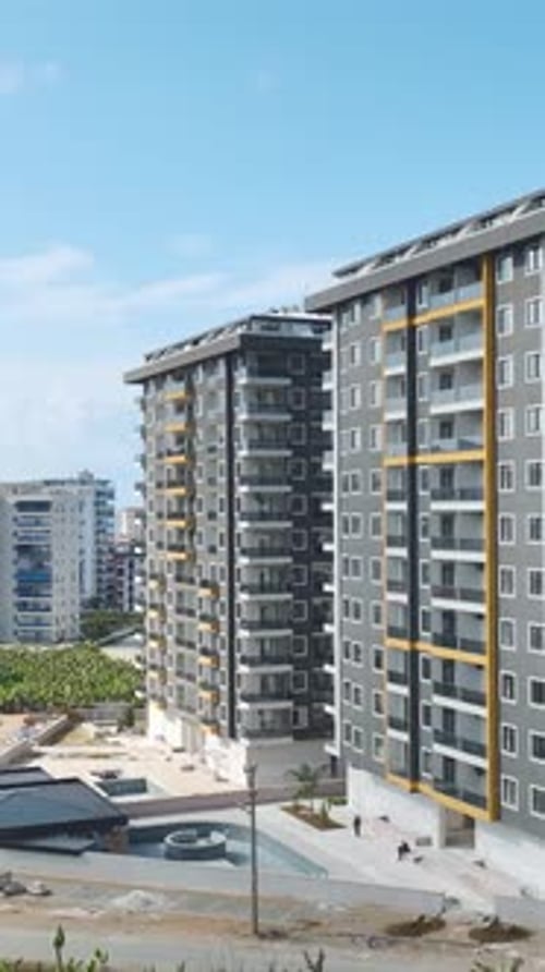 Vídeo vertical: Elegante exterior de un edificio residencial de varios pisos con detalles perfectos