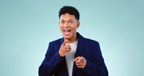 Ich zeige auf dich, Gesicht und Mann mit Motivation, Gelegenheit und Unterstützung auf blauem Studiohintergrund