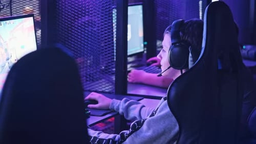 Menino adolescente em um clube de esportes em frente ao monitor jogando jogo