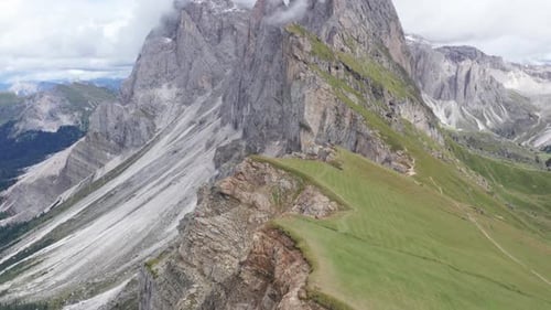 La pittoresque crête de Seceda avec les tours Fermeda et les Dolomites ; inclinaison aérienne vers le haut