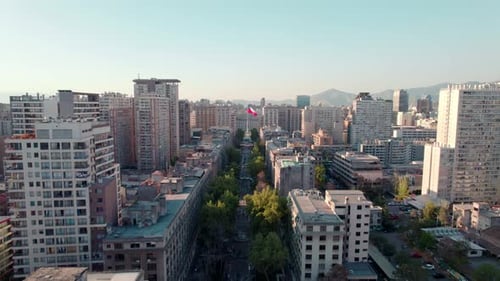 Route bordée d'arbres du Paseo Bulnes dans le centre-ville de Santiago avec le palais de La Moneda en arrière-plan à Sant