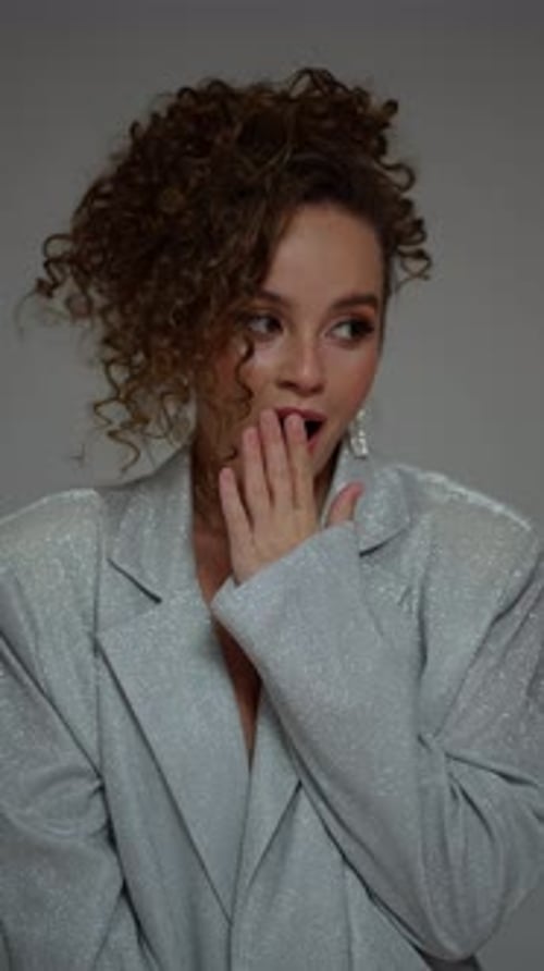 Mulher em terno prateado brilhante com sorriso radiante Conceito de mulher elegante