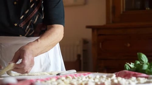 Frau in der Küche bereitet Gnocchi-Nudeln zu Italienische Küche. von Hand Rollen Formen Manipulieren und