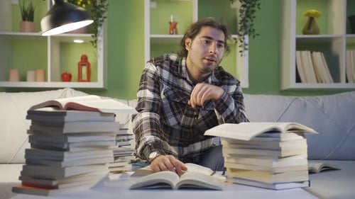 Junger Student mit Angst und Unruhe.