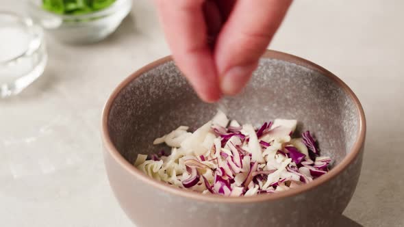 Ensalada de col alemana Chef Cooking Coleslaw hecha de col blanca ...