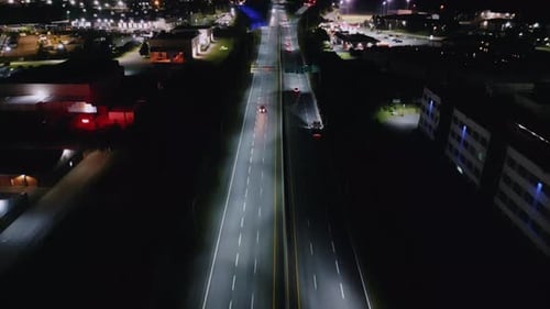 Rodovia noturna e tráfego de carros na vista aérea noturna