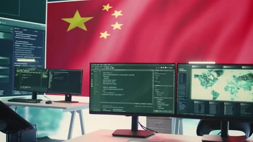 Salle des cyberopérations gouvernementales avec drapeau chinois sur grand écran