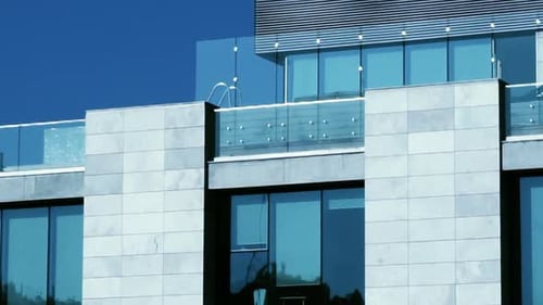Weitwinkelaufnahme von Gebäuden in der Innenstadt, Glasgeländer, Pool, Büro, Firmengebäude