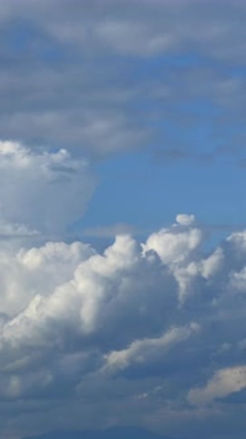 Blauer Himmel mit Kumuluswolken-Zeitraffer an einem sonnigen Tag vertikales Filmmaterial.