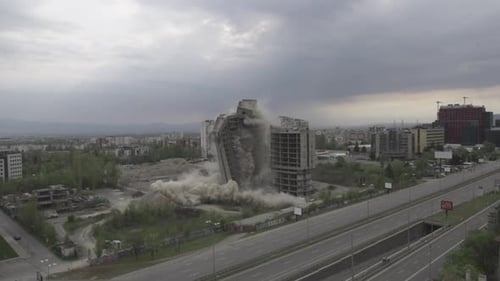 Ralenti vidéo de la démolition et de l'explosion d'un bâtiment abandonné à Sofia, en Bulgarie
