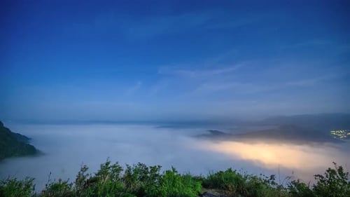 The quiet sea of clouds gives people a mysterious and unpredictable feeling.