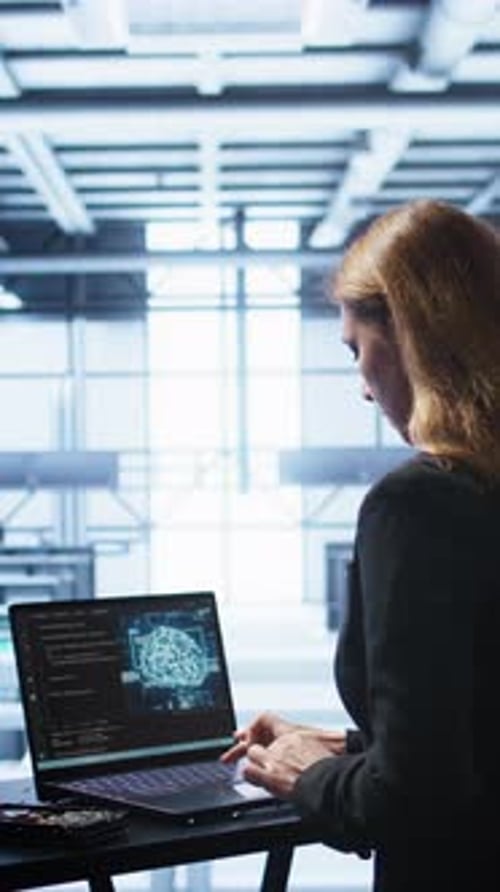 El administrador vertical de vídeo en el centro de datos trabaja con un modelo computarizado de inteligencia artificial