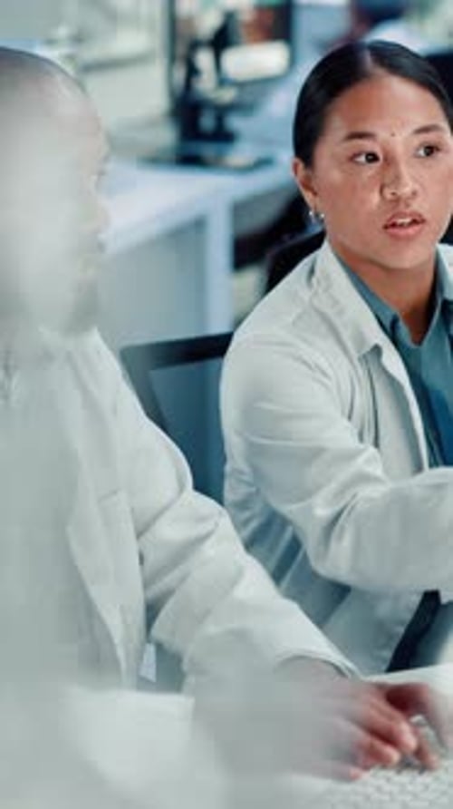 Обсуждение, команда и ученые в лаборатории для исследований, открытий или проектов в области ДНК