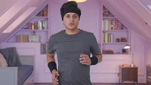 Indischer Mann beim Joggen und Laufen
