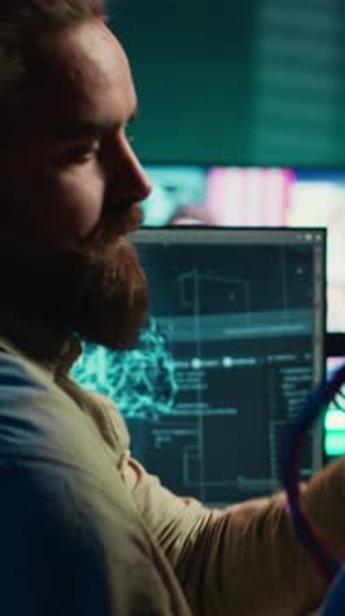Un científico informático de vídeo vertical pone unos auriculares EEG en el proceso de carga mental