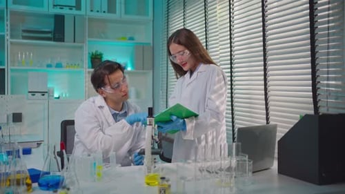 Asiatische Wissenschaftlerinnen und Wissenschaftler arbeiten im Forschungslabor zusammen.