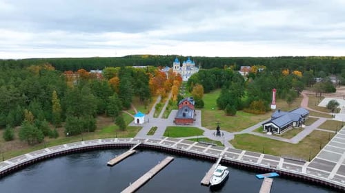 Port de plaisance et zone riveraine menant à un monastère historique