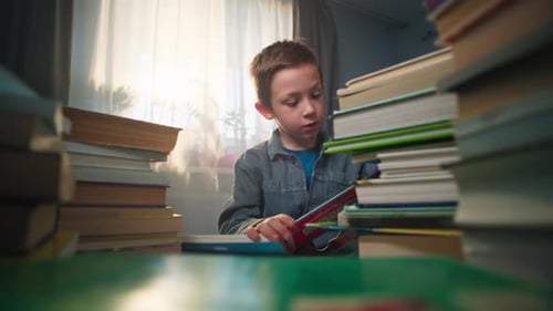 Der Junge lernt zu Hause ein Buch zu lesen